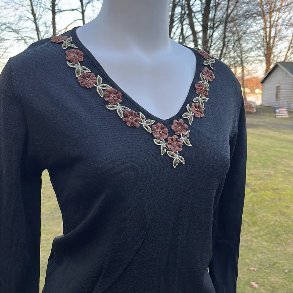 Black sweater with 3-D floral embellishments M - Picture 3 of 11